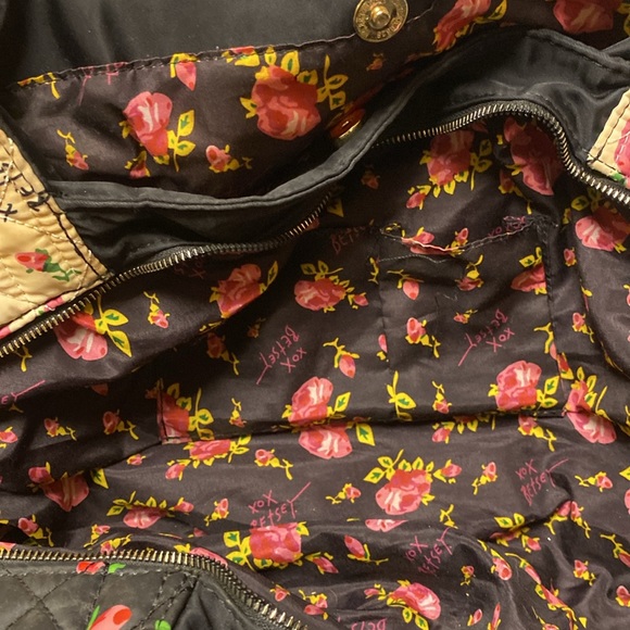 Betsy    Johnson  Beautiful travel bag 2 handl many interior inside - Picture 12 of 12